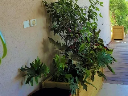 אדנית צמחי הסתרה במרפסת